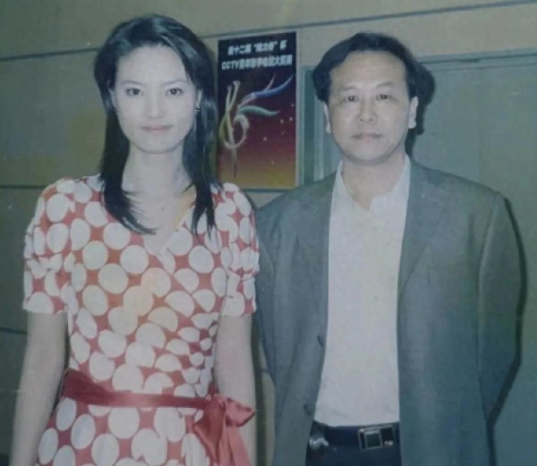 年轻时的刘芳菲与友人的一张合影,那时候的她清纯美丽