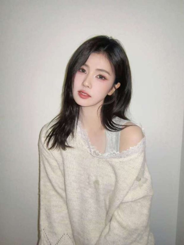 搜狐娱乐讯 近日，白鹿居家随拍释出，穿奶白蕾丝露肩毛衣，造型温柔灵动，甜妹感十足。