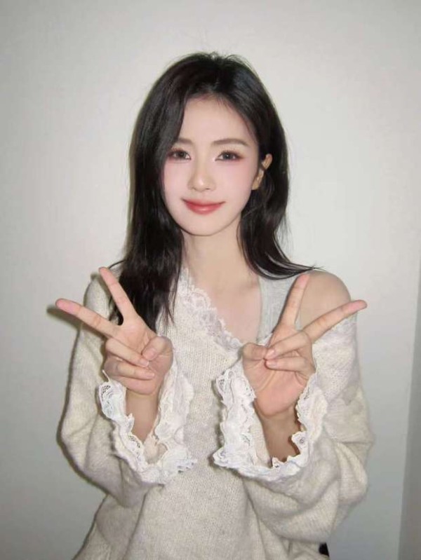 白鹿比耶拍照，元气满满。