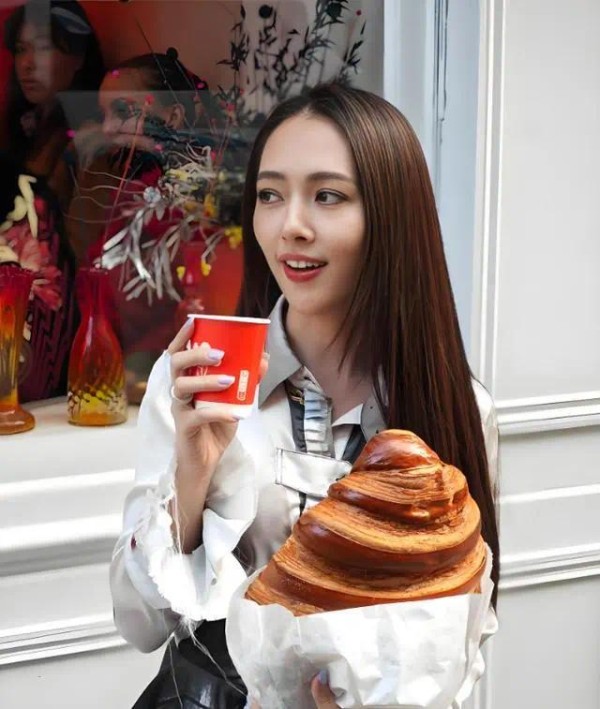 就是这么现实，向太官宣继承权给郭碧婷后，向佐探班妻子献殷勤