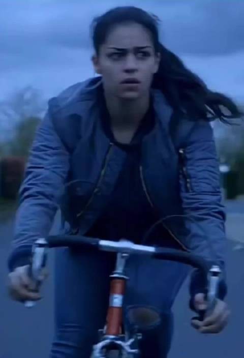 当周围的人突然都消失 只剩她一人时 独身向前