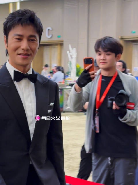 北影节开幕｜入行好多年陈坤依然帅得很突出～～怎么还害羞了