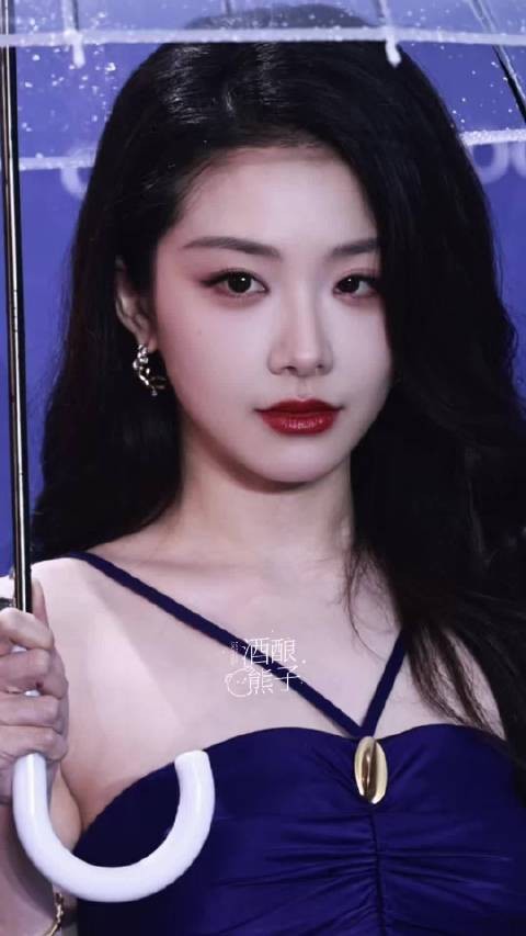 喻言这真是我妈咪，黑发红唇➕宝蓝色的礼裙，成熟温柔知性的