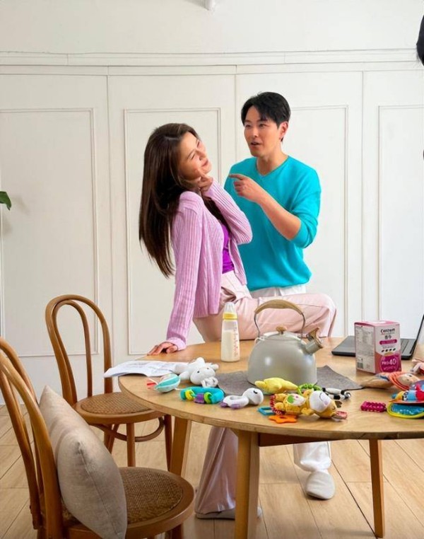 TVB夫妻合体拍广告趁机拍拖，儿子遗传唱歌天分，一家三口甜到漏