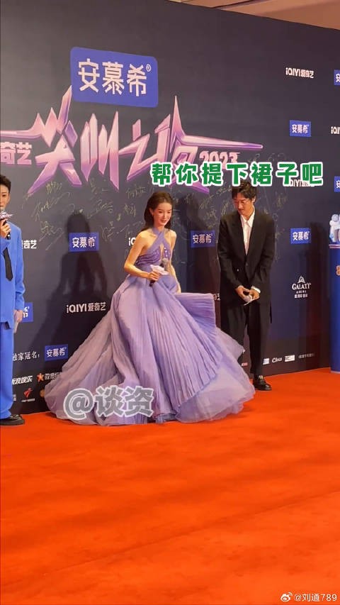 金晨一把抱起王传君逃离红毯