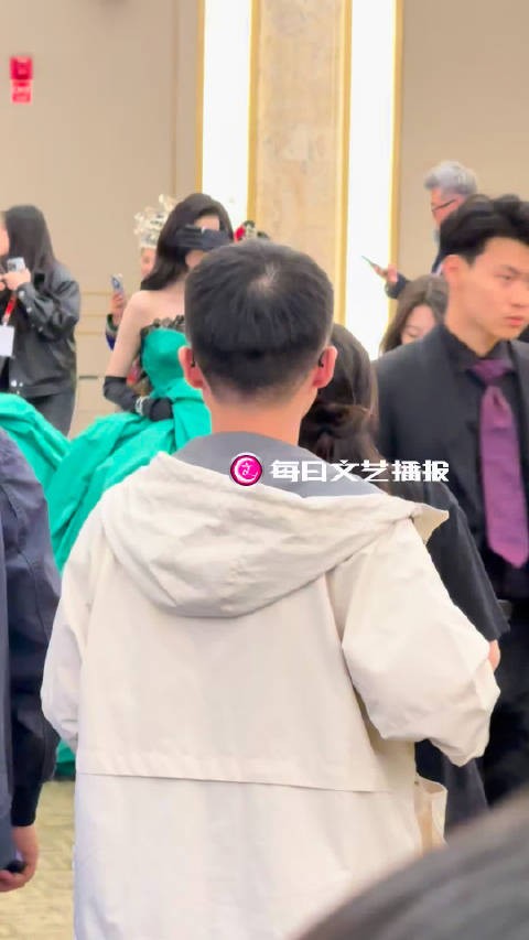 张天爱北影节红毯候场捂眼引关注