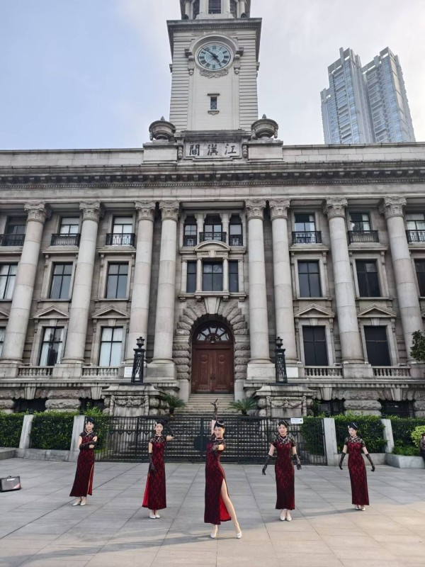 江汉关广场举办舞蹈快闪活动，引游客驻足欣赏：感受到了现代与历史的碰撞