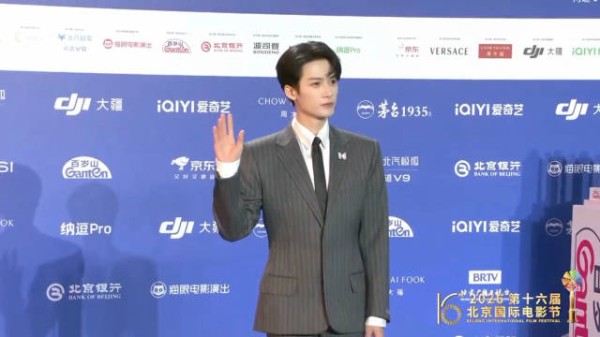 檀健次北影节开幕式状态惊艳，观众盛赞演技精湛