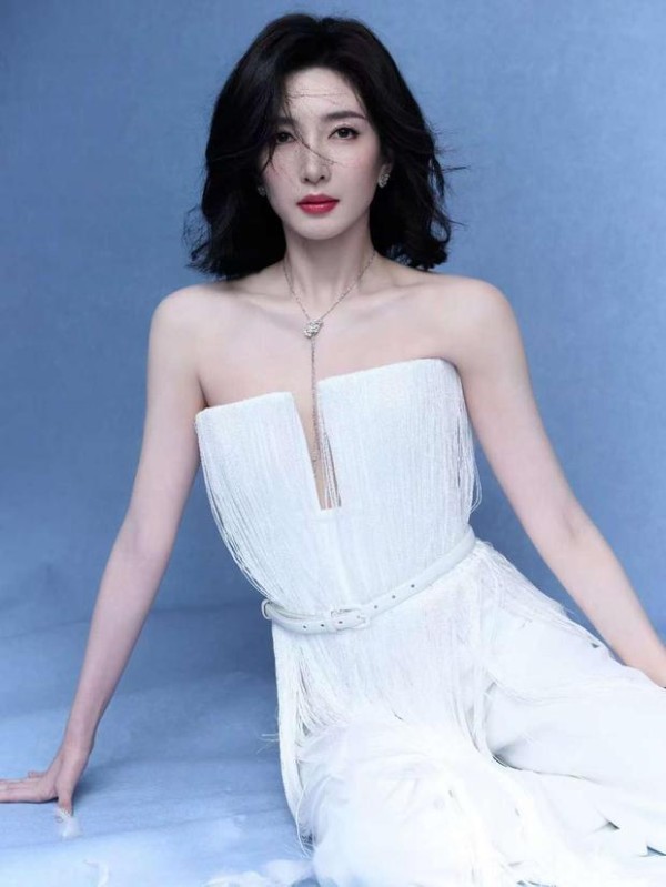 江疏影肩颈线条利落清冷。