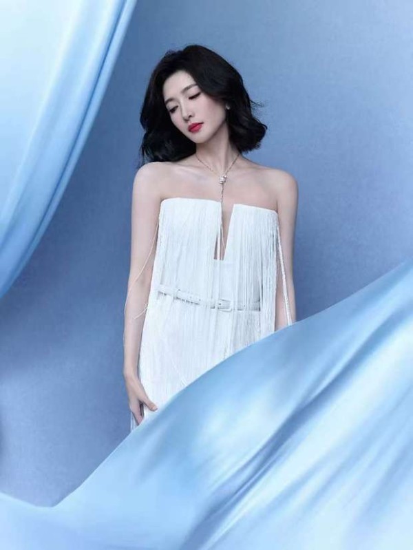 江疏影锁骨精致氛围感拉满。