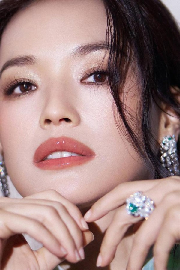 舒淇眉眼精致，唇釉莹润，绿钻珠宝加持，尽显明艳大气的高级感。