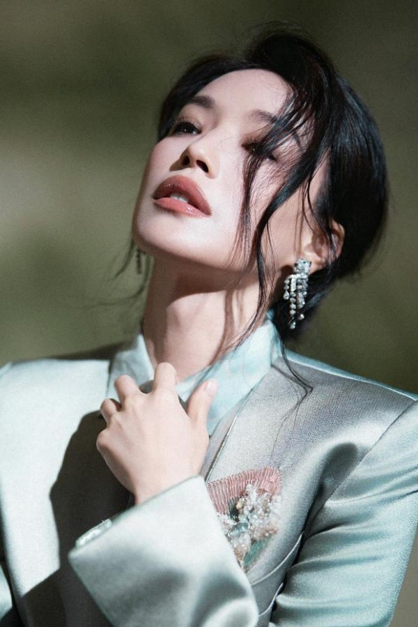 舒淇碎发拂面，慵懒中透着飒爽与风情。