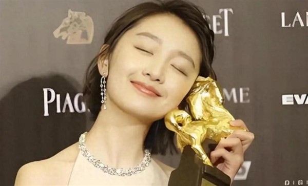 三金影后满身争议，周冬雨的路人缘全是自己消耗的