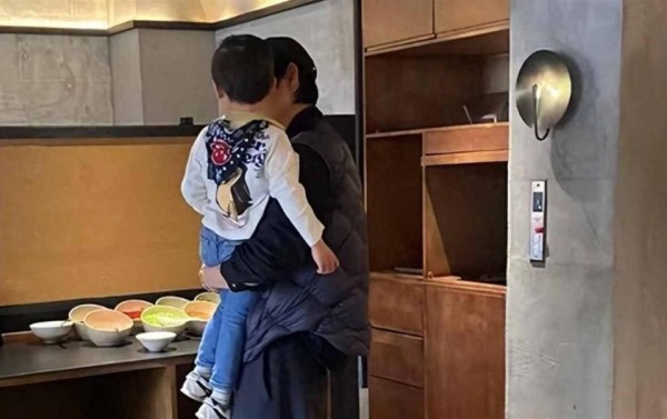 魏晨一家度假被偶遇！183身高太惹眼，夫妻轮流抱3岁儿子超宠