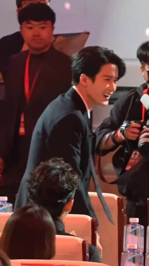 檀健次北影节被喊宝贝儿低头微笑