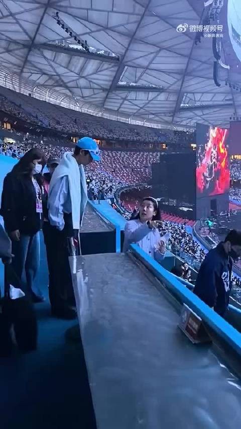 魏晨惊喜现身张杰演唱会，07快男的神仙友情好好磕，我的青春DNA狠狠动了！