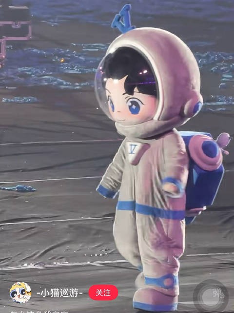 孩子没上车气得直跺脚，还抹眼泪 cr