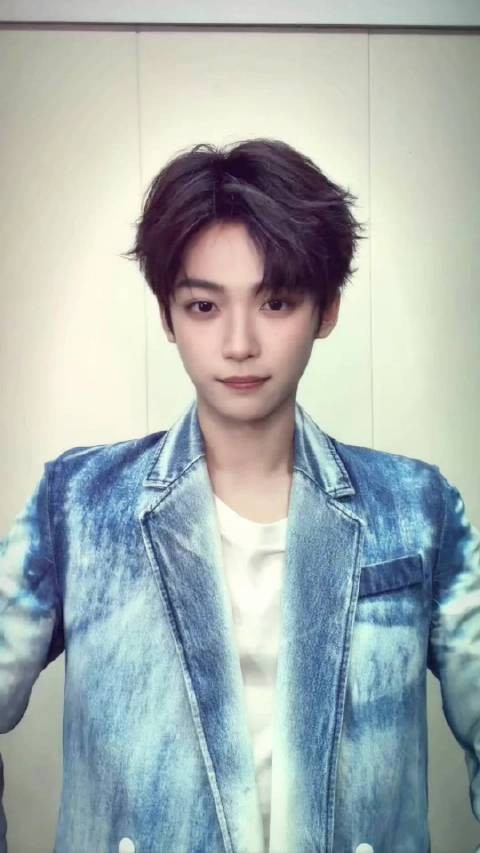 梓渝工作室更新：周末愉快！@我是梓渝_ . 我最爱的抖舞博主郑月月又来了