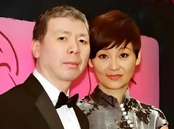 徐帆回应离婚5个月，冯小刚近况曝光，他的“小心思”再藏不住了