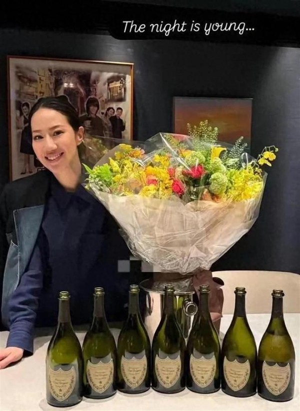 45岁汪诗诗生日排面十足！甄子丹豪气包场 狂收9束鲜花和一堆红包