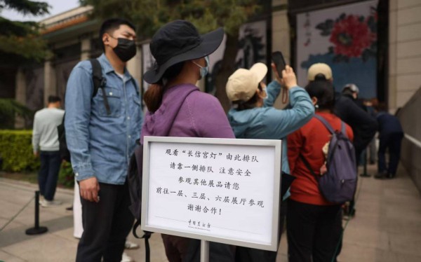 展出首日“人气爆棚”，来看长信宫灯的观众从五楼排到一楼