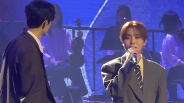 DK误会胜宽做怪事上前查看，胜宽忍笑模样引粉丝欢笑