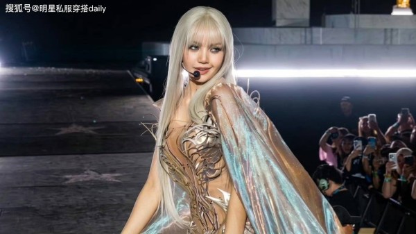 Lisa科切拉舞台如天使降临！一头白发搭银色战袍，全场为之沸腾！