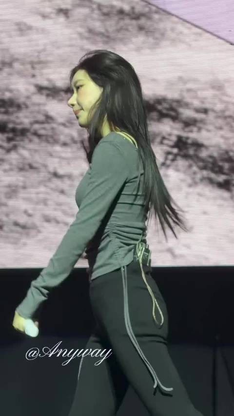 领子在我面前跳那不不