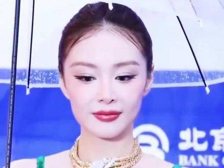 雨丝轻拂红毯，柔情胜过漫天星辉