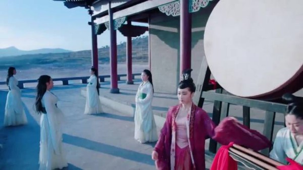 她真的演出了神女爱世人那种感觉，眼中含泪！