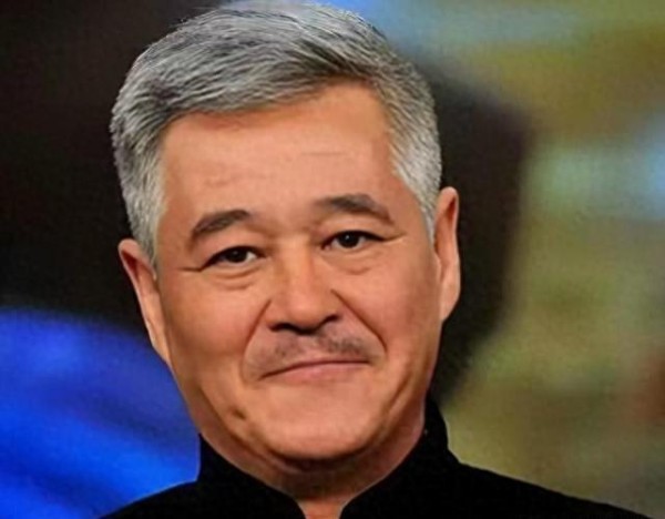 68岁赵本山海南逛街，打扮潮流很潇洒，买几袋奢侈品，生活好惬意