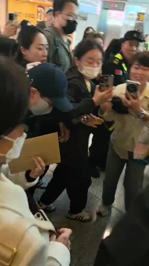 73岁赵雅芝机场人气爆棚，工作人员紧急护驾防摔倒