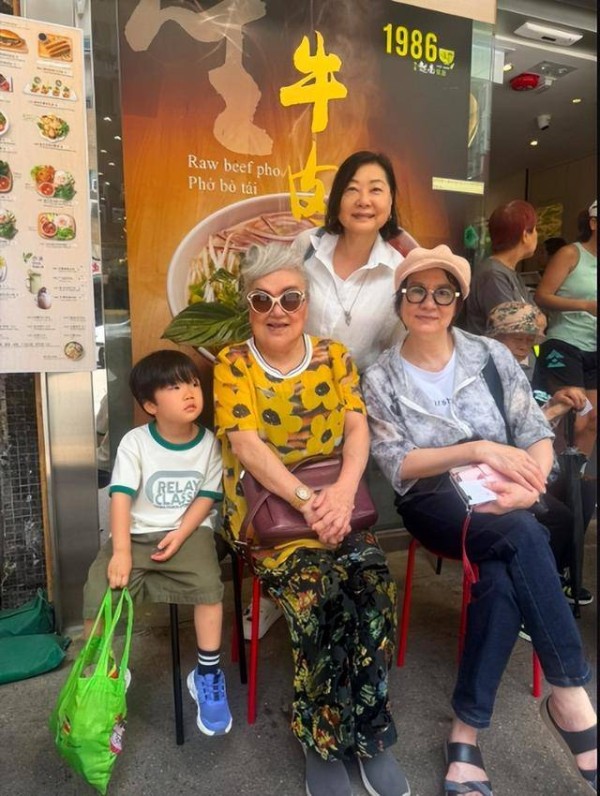 香港知名女星罕见露面，74岁仍优雅从容，曾是李小龙御用女主角