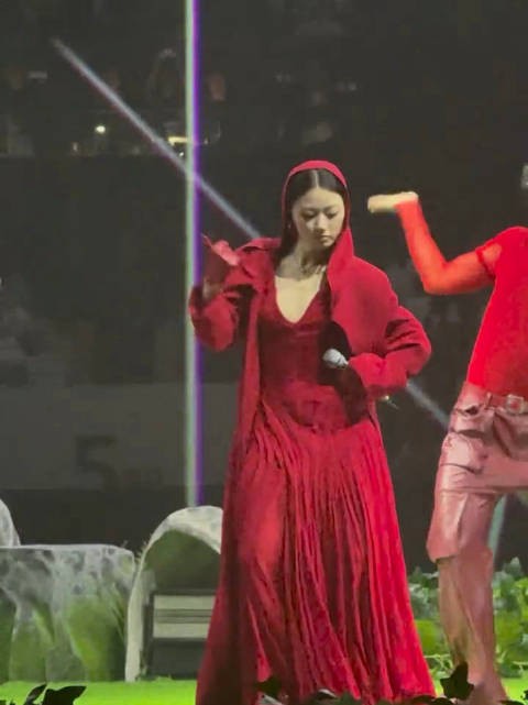 李小冉的歌声+单依纯的舞台，魔女组合来了hhh，美女们是我们的快乐源泉