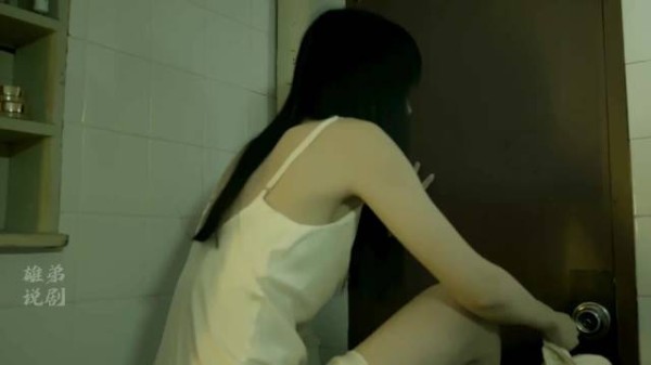 独居女人被困在厕所里，想尽办法也没有人来救她