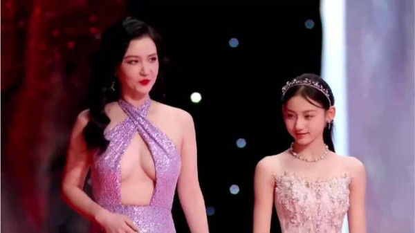 张萌真不把观众当外人！薄裙上身还真空上阵，看着太犯规