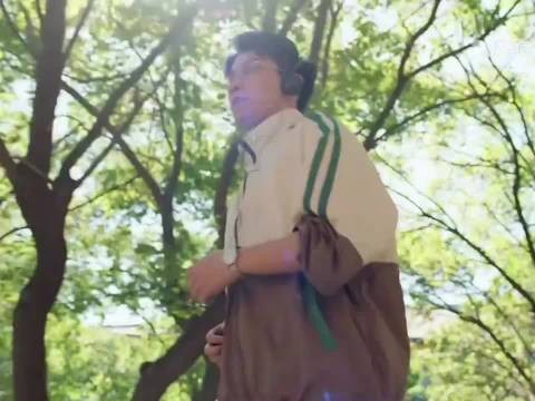 王子奇看似赶飞机，更像拍偶像剧，实际搞拉练