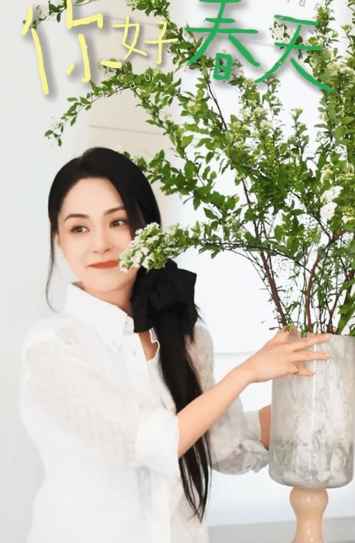 阿娇打扮清爽靓丽，美貌养眼。