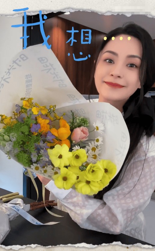 搜狐娱乐讯 19日，钟欣潼（阿娇）在社交平台上更新vlog，并配文称：“把春天带回家。”Vlog中，阿娇分享了自己的日常生活，在家里插花好惬意。