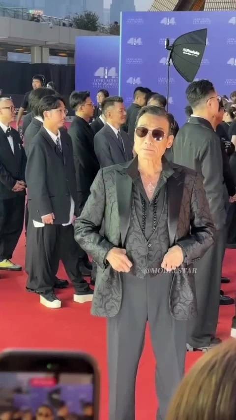 梁家辉现身第44届香港金像奖红毯