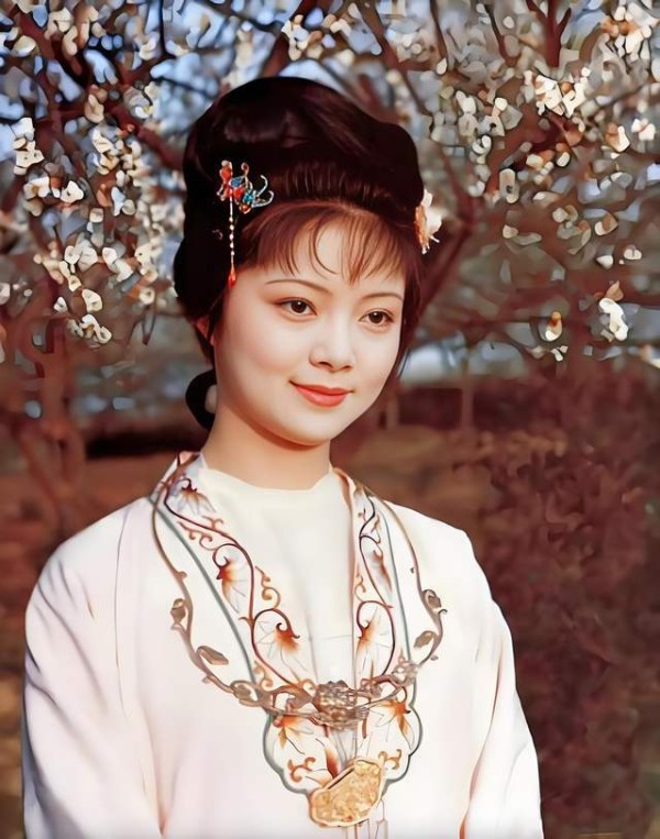 薛宝钗为何要走朴素风？薛家穷了都是其次，还有一个她说不出口的原因