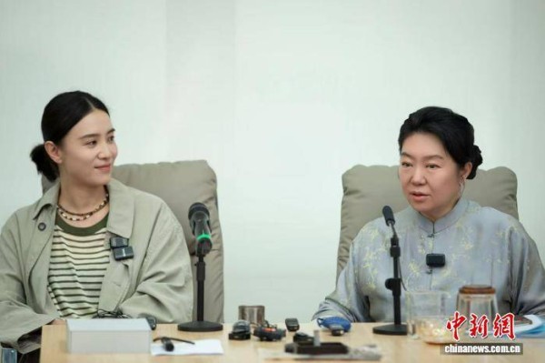 宋佳探班国话《青蛇》剧组 坦言想再次走上舞台