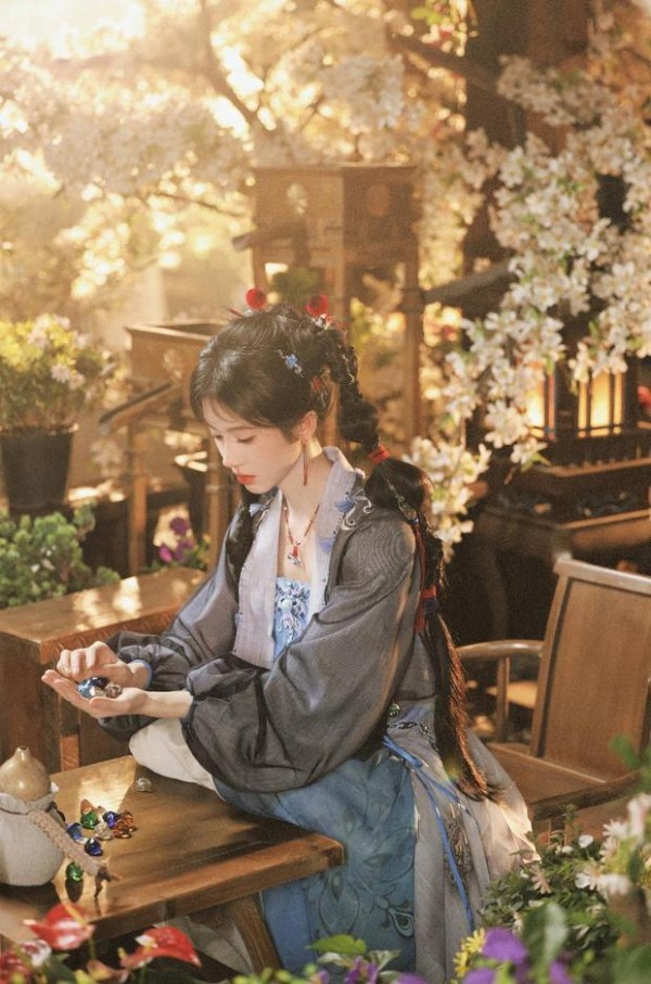 鞠婧祎明媚大方。