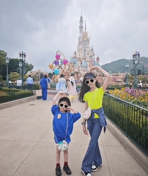 两个女儿都继承了妈妈的美貌。