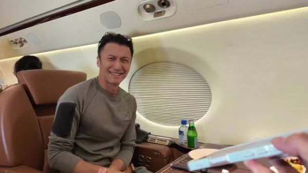 谢霆锋演唱会后台亲下厨备餐，听自己歌秒变失忆反差萌