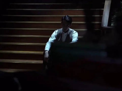 王凯饰阿诚楼梯独坐一夜，担忧明台冲动行动