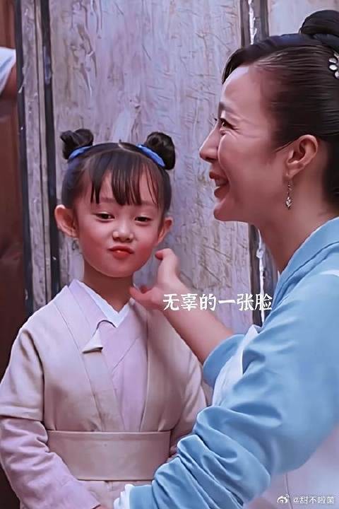 这么小的小桃给红郎端水，红狼那手也好意思放下去洗