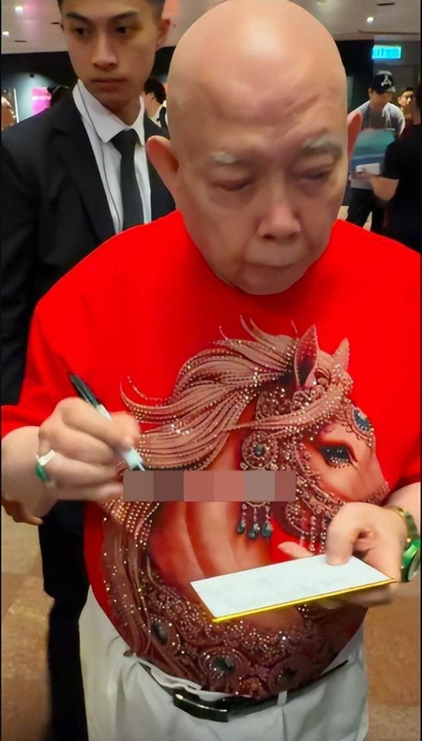 香港“最佳男配”现身金像奖，走路需人搀扶，疑似太太全程照顾