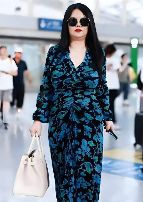 李湘减肥成功，和女儿王诗龄一起回小区被偶遇，目测瘦了50斤！