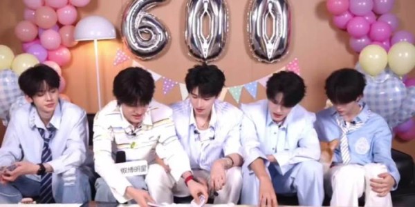 朱志鑫游戏获胜后故意拖延一分钟展现反差魅力